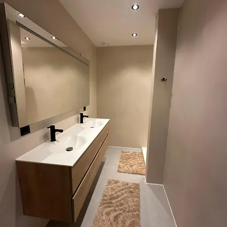 With Pool Table And Optional Sauna & Hot Tub Lejlighed