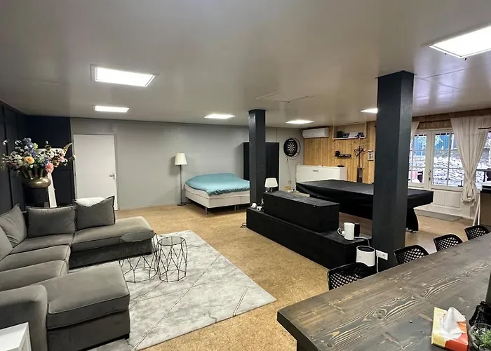 With Pool Table And Optional Sauna & Hot Tub Lejlighed