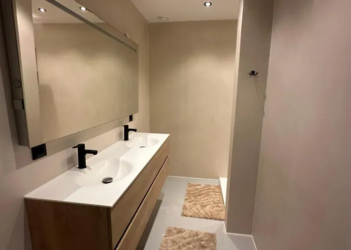 With Pool Table And Optional Sauna & Hot Tub Lejlighed