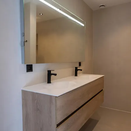 With Pool Table And Optional Sauna & Hot Tub דירה *