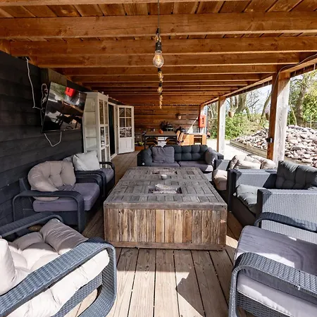 With Pool Table And Optional Sauna & Hot Tub דירה